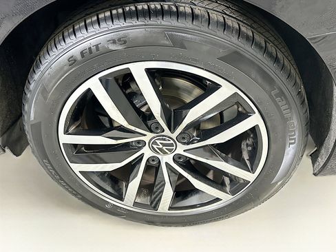 Used 2025 Volkswagen Jetta SE FWD image 11