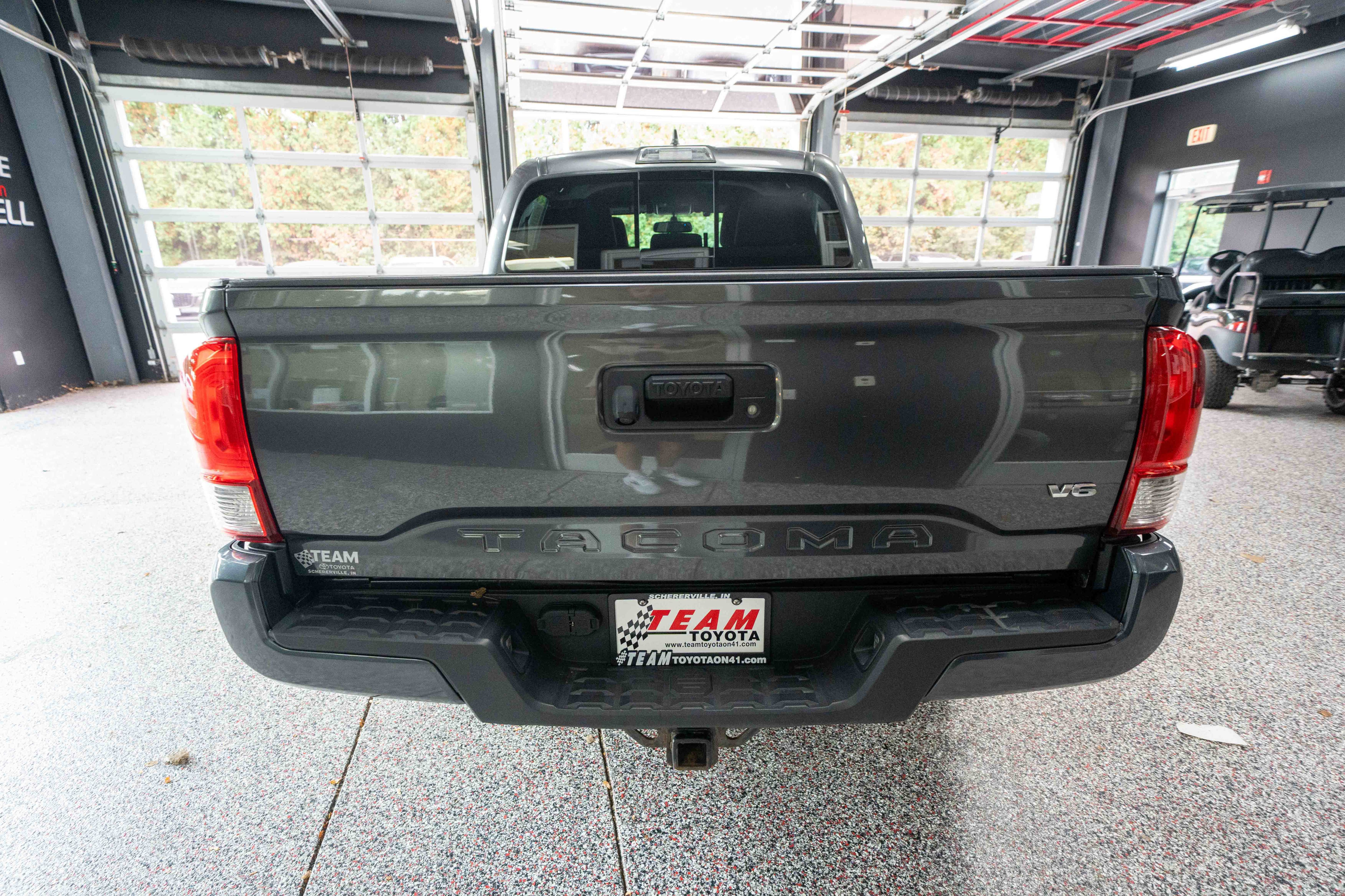Used 2017 Toyota Tacoma TRD Sport w/ Tow Package (A/T) AWD/4WD image 3