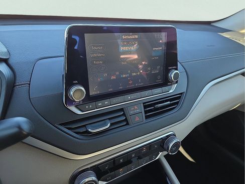 Used 2022 Nissan Altima 2.5 SV w/ SV Premium Package image 16
