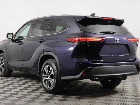 Used 2021 Toyota Highlander XLE AWD/4WD image 3