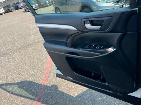 Used 2017 Toyota Highlander XLE w/ Carpet Mat Package AWD/4WD image 19