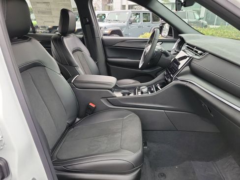 New 2025 Jeep Grand Cherokee Altitude image 15