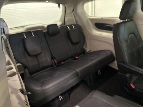 Used 2021 Chrysler Pacifica Touring-L image 15