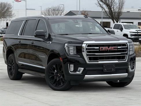 Used 2022 GMC Yukon XL SLT w/ SLT Premium Package image 2