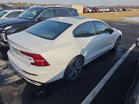 Used 2019 Volvo S60 T6 R-Design image 7