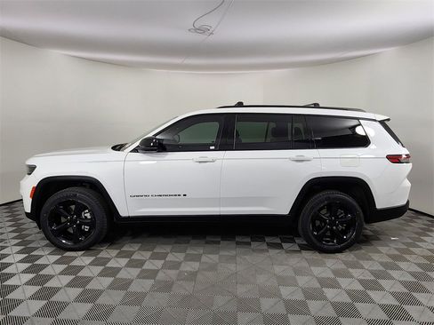 Used 2023 Jeep Grand Cherokee L Laredo image 2