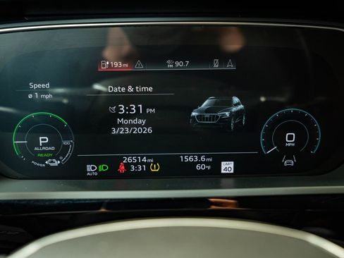Used 2022 Audi e-tron Premium Plus w/ Premium Plus Package AWD/4WD image 32