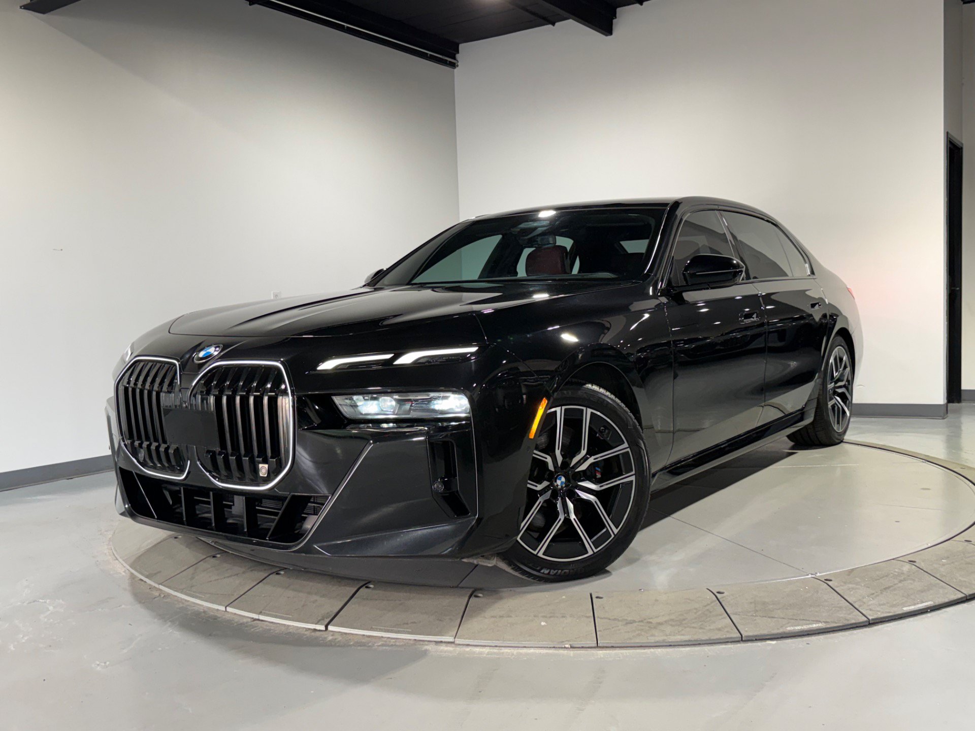 Used 2024 BMW 740i xDrive AWD/4WD image 1