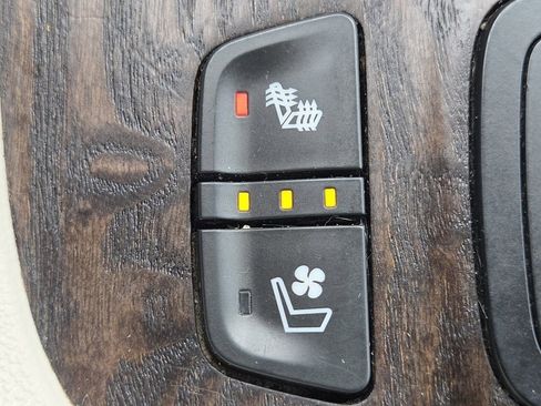 Used 2021 GMC Acadia Denali w/ Denali Technology Package image 13