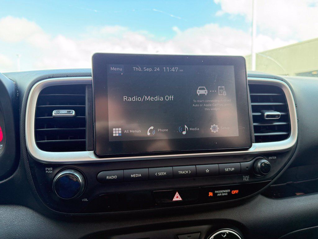 Used 2025 Hyundai Venue SE FWD image 13