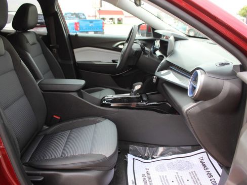 Used 2025 Chevrolet Trax LT FWD image 9