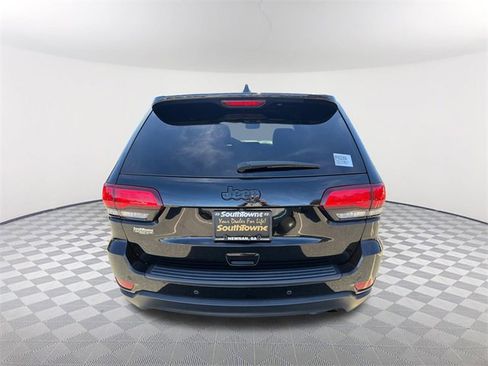 Used 2019 Jeep Grand Cherokee Laredo image 6