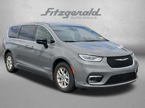 Used 2025 Chrysler Pacifica Select FWD image 1