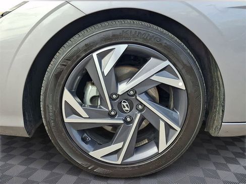 Used 2025 Hyundai Elantra Limited image 8