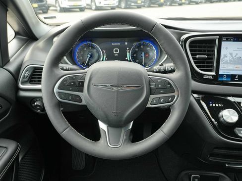 Used 2026 Chrysler Pacifica Select FWD image 32