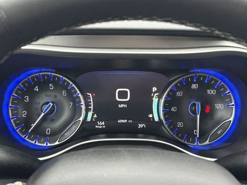 Used 2023 Chrysler Pacifica Touring-L image 10