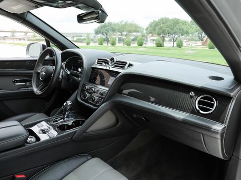 Used 2023 Bentley Bentayga Extended Wheelbase AWD/4WD image 21