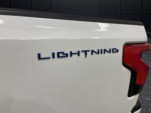 Used 2022 Ford F150 Lightning Lariat image 38