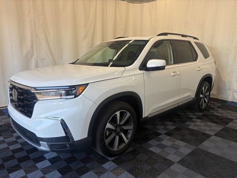 Used 2025 Honda Pilot Touring image 2