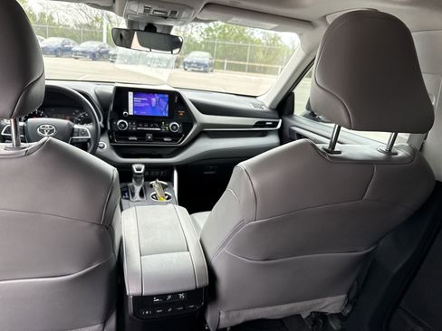 Used 2023 Toyota Highlander XLE image 23