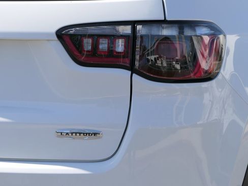 Used 2023 Jeep Compass Latitude image 3