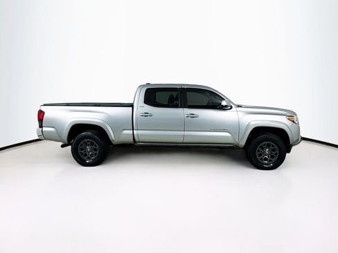 Used 2018 Toyota Tacoma SR5 AWD/4WD image 8