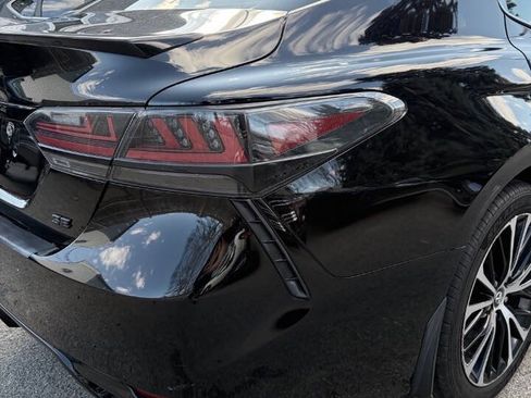Used 2018 Toyota Camry SE w/ Moonroof Package FWD image 3