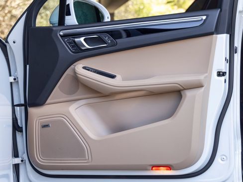 Certified 2026 Porsche Macan AWD/4WD image 60
