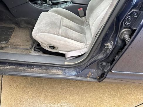Used 2001 Oldsmobile Alero GL w/ Sun & Sound Pkg FWD image 13