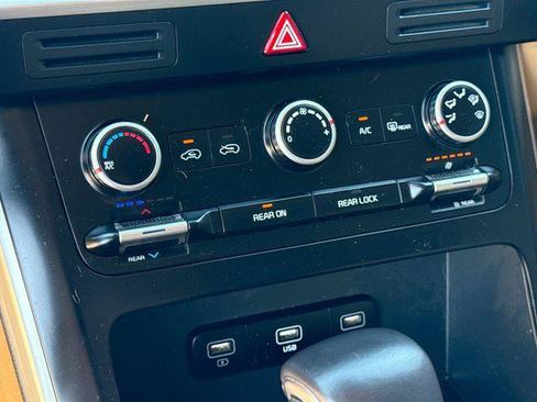 Used 2024 Kia Carnival LX FWD image 17