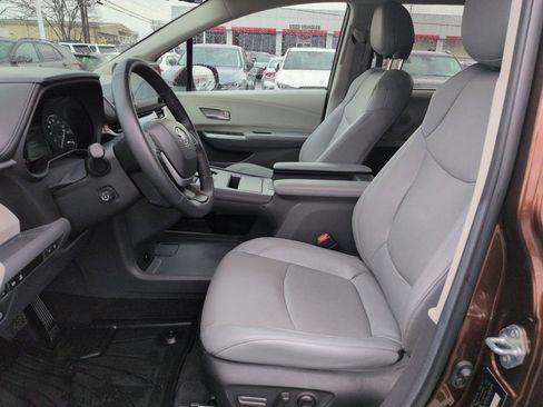 Used 2024 Toyota Sienna Limited image 9