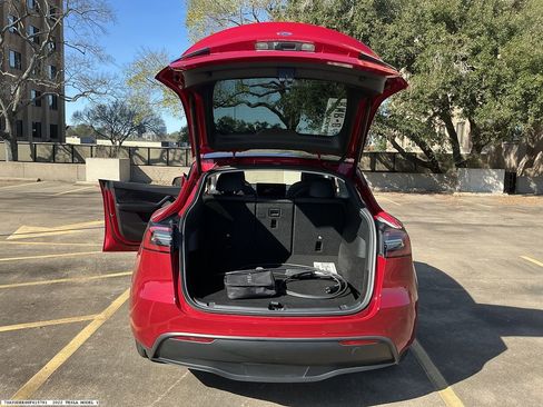 Used 2022 Tesla Model Y Long Range image 8