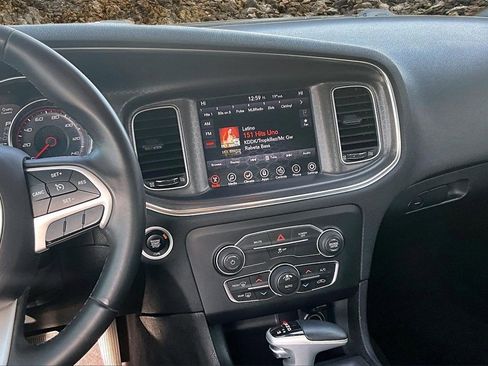 Used 2017 Dodge Charger SXT image 6