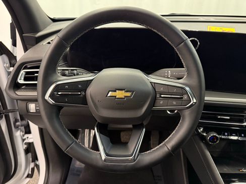 Used 2025 Chevrolet Traverse LT w/ Driver Confidence Package image 12