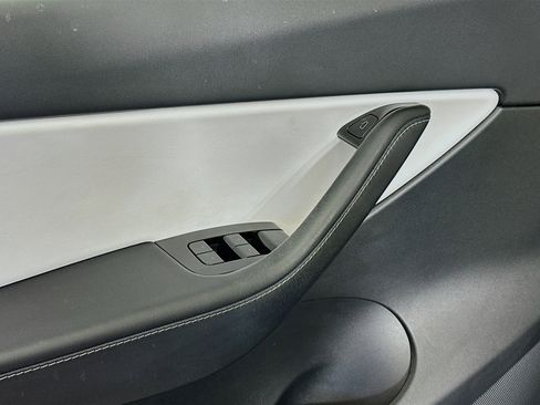 Used 2021 Tesla Model Y Long Range image 15