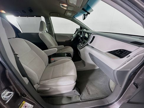 Used 2015 Toyota Sienna LE FWD image 30