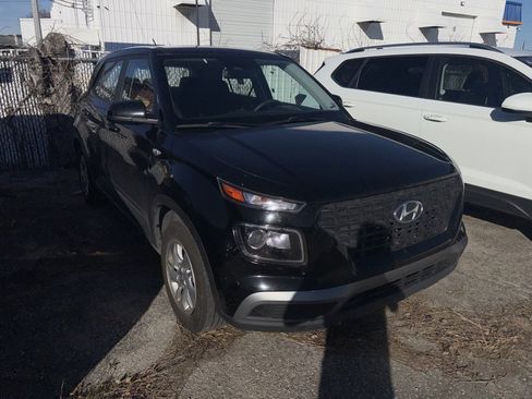 Used 2023 Hyundai Venue SE image 3