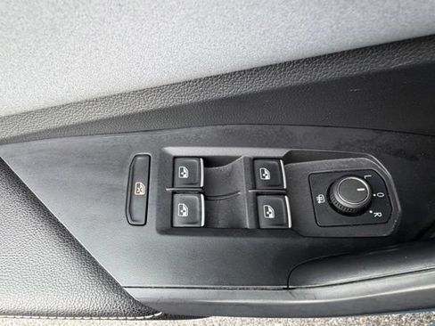 Used 2025 Volkswagen Jetta SE FWD image 38