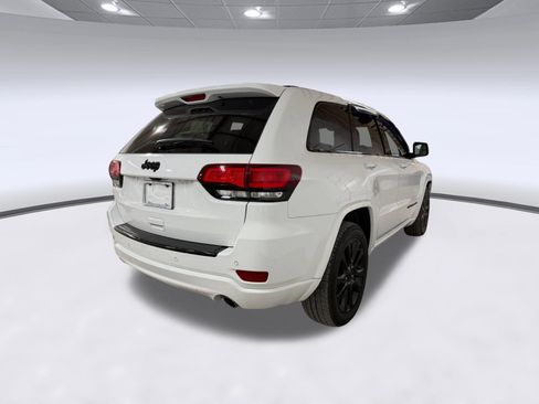 Used 2017 Jeep Grand Cherokee Altitude RWD image 7