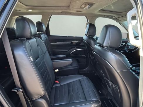 Used 2024 Kia Telluride SX Prestige w/ Towing Package image 12