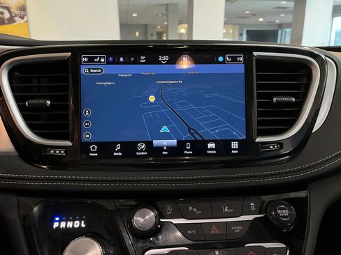 Used 2025 Chrysler Pacifica Limited image 20