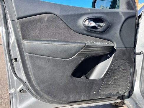 Used 2016 Jeep Cherokee Latitude w/ Comfort/Convenience Group image 28