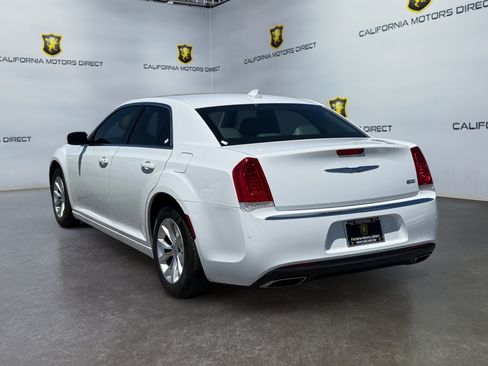 Used 2019 Chrysler 300 Touring RWD image 3