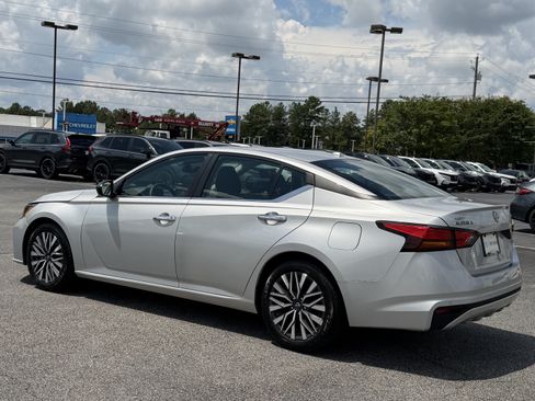 Used 2024 Nissan Altima 2.5 SV FWD image 3