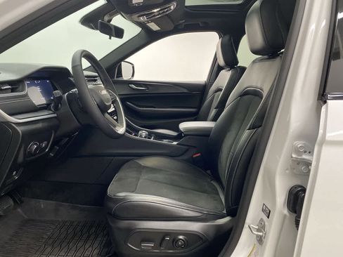 Used 2025 Jeep Grand Cherokee Altitude image 14