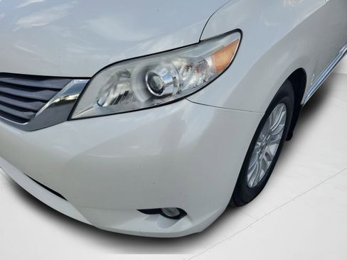Used 2017 Toyota Sienna XLE w/ XLE Navigation Package FWD image 27