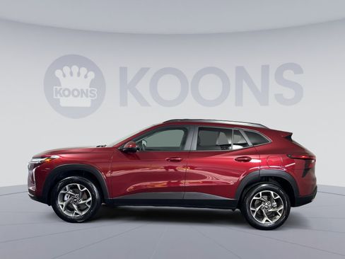 Used 2025 Chevrolet Trax LT w/ LT Convenience Package image 2