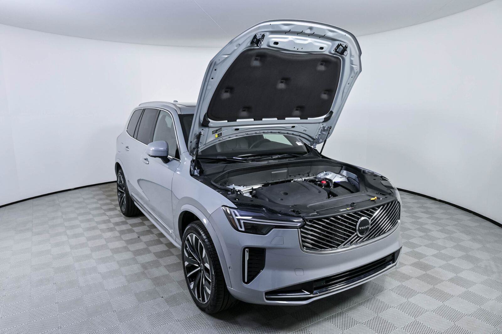 Certified 2026 Volvo XC90 B6 Plus AWD/4WD image 32