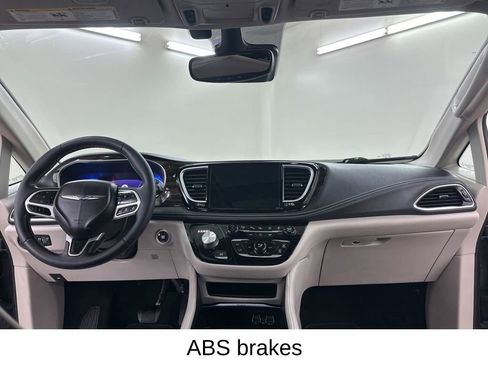 Used 2022 Chrysler Pacifica Limited FWD image 28