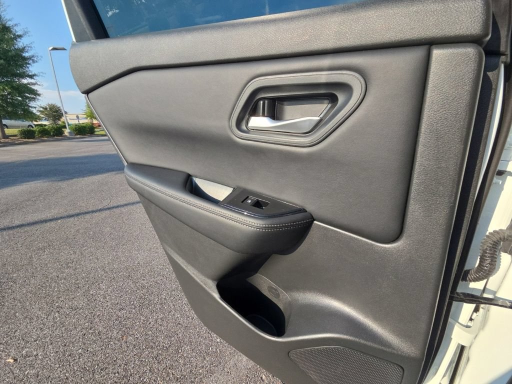 Used 2025 Nissan Rogue SV FWD image 15